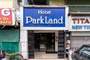 艾哈迈达巴德Hotel Parkland Manage by G Express的建筑前的酒店公园标志