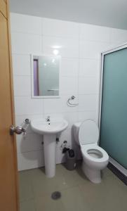 普拉亚Apt Plateau的白色的浴室设有卫生间和水槽。