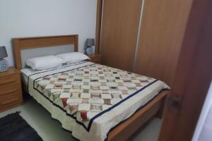 普拉亚Apt Plateau的一间卧室配有床,床上装有被子