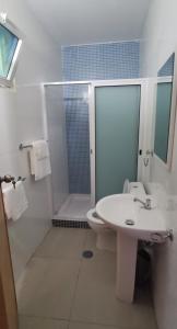 普拉亚Apt Plateau的浴室配有卫生间、淋浴和盥洗盆。