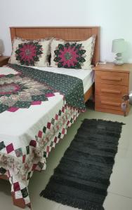普拉亚Apt Plateau的一间卧室配有一张床和地毯