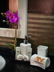 Amir Hotel Boutique CA的一间带水槽的浴室和桌子上的一些毛巾
