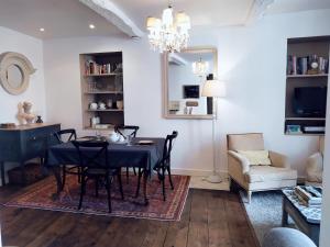 埃梅美美南纬20度公寓的一间用餐室,配有黑色的桌子和椅子