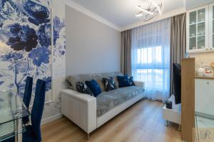 马佐夫舍地区明斯克Apartament Rosa Stacja Mińsk的蓝色和白色的客厅配有沙发