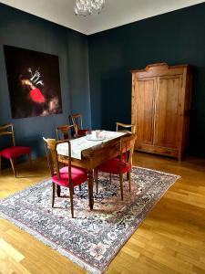 里沃利Casa Piolti Rivoli的一间位于地毯上的带桌椅的用餐室