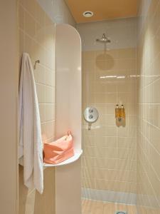 鹿特丹鹿特丹市中心旅舍的带淋浴的浴室和玻璃门
