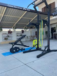 孔图尔西Dadilò - Casa Vacanza & Bed and breakfast的大楼内带两个跑步机的健身房