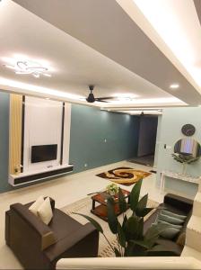 马西Homestay Layang的带沙发和电视的客厅