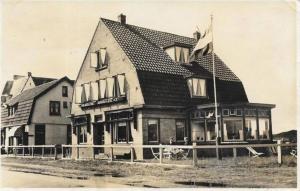 德科赫布林克兹科酒店的一张带旗帜的房子的旧照片