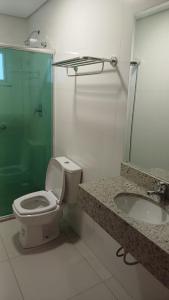 帕图布兰库HOTEL MAESTRO EXECUTIVE PATO BRANCO的浴室配有卫生间、淋浴和盥洗盆。