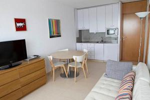 马塔拉斯卡尼亚斯Apartamento con vistas al mar primera linea playa Matalascañas的客厅配有沙发和桌子
