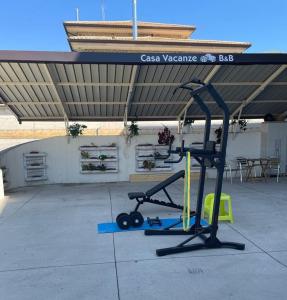 孔图尔西Dadilò - Casa Vacanza & Bed and breakfast的大楼内带两辆健身自行车的健身房