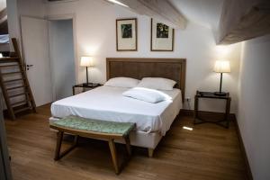 Vaglio di BasilicataRESIDENZA BALIOS的卧室配有一张白色大床和两盏灯。