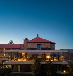 曼泰加什Casa de São Lourenço - Burel Panorama Hotel - member of Design Hotels的前面有许多玻璃的建筑