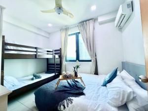实达阿南W 1-10Pax Trefoil 2Room Cozy Home WifiTV SetiaAlam的一间卧室配有一张床和一张双层床。