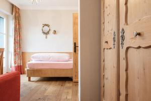 巴特维塞斯坦恩兰德豪斯旅馆的卧室配有床和门
