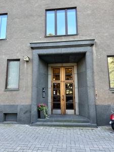 赫尔辛基Eteläinen Hesperiankatu的前方有门,有花盆的建筑