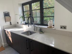 利明顿LymingtonBnB的厨房设有水槽和窗户。