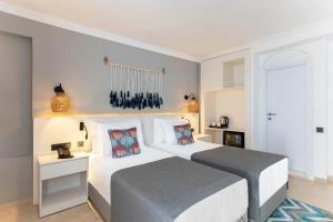 博德鲁姆Holiday Inn Resort Bodrum, an IHG Hotel- Ultra All Inclusive的一间卧室,配有两张床