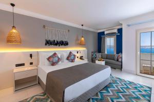 博德鲁姆Holiday Inn Resort Bodrum, an IHG Hotel- Ultra All Inclusive的一间带大床的卧室和一间客厅