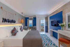 博德鲁姆Holiday Inn Resort Bodrum, an IHG Hotel- Ultra All Inclusive的客厅设有一张大床和蓝色的墙壁。