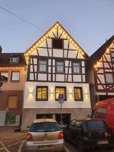 NidderauElegante Wohnung mit Charme am Marktplatz - 3Z - nähe Frankfurt am Main & Hanau的一座黑白的建筑,前面有汽车停放