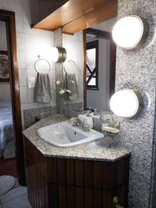 南雅拉瓜Pousada DRIRIOS HOUSE的一间带水槽和镜子的浴室