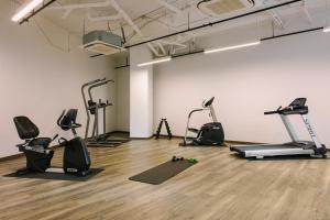 底特律Sonder Gabriel Richard的健身房设有跑步机,健身房提供健身自行车
