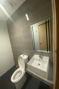 名古屋OYO 92988 City Room的浴室配有白色卫生间和盥洗盆。