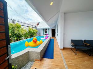 南芭堤雅Pattaya Aqua Villa - Pool - Kitchen - BBQ - Smart TV的一座房子中间带橡皮鸭的游泳池