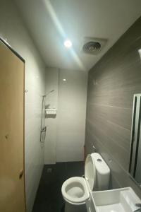 名古屋OYO 92988 City Room的一间带卫生间和水槽的浴室