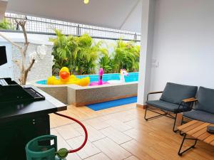 南芭堤雅Pattaya Aqua Villa - Pool - Kitchen - BBQ - Smart TV的客厅设有游泳池,浴缸内备有橡皮鸭