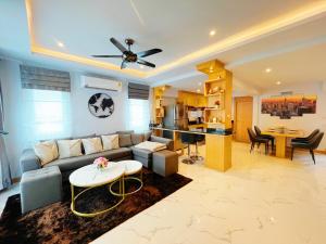 南芭堤雅Pattaya Aqua Villa - Pool - Kitchen - BBQ - Smart TV的客厅配有沙发和桌子