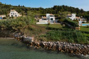 斯达林Beachfront Villa Dionysos - With private beach的水面上岛上房屋的空中景观