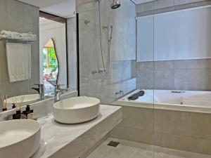 伊利亚贝拉巴拉杜萍波尔图酒店的带浴缸、水槽和浴缸的浴室