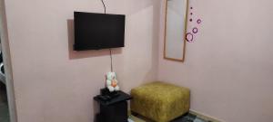 内罗毕Elegantly furnished 1bedroom at Claycity, Thika Rd的一间房间,墙上有椅子和电视