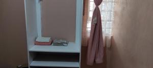 内罗毕Elegantly furnished 1bedroom at Claycity, Thika Rd的一间带水槽和窗户的浴室