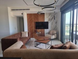 阿卡Apartment in Akko with Sea View的客厅配有两张沙发和一台电视机