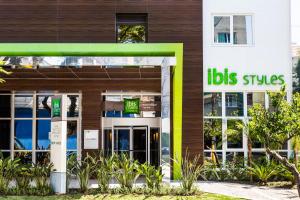 阿雷格里港Ibis Styles Porto Alegre Centro的前面有巴士条纹标志的建筑