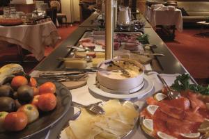 采尔马特采尔马特大都会Spa酒店的包含多种不同食物的自助餐