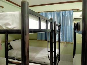万象Rainbow Hotel Vientiane的客房内的两张双层床