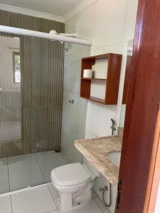 巴雷里尼亚斯Pousada Casa Dunas的浴室配有卫生间、盥洗盆和淋浴。