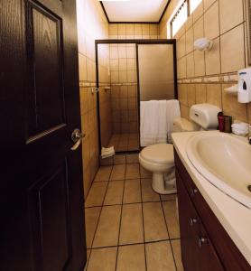 迦太基萨尔瓦多古阿可酒店餐厅的一间带卫生间和水槽的浴室
