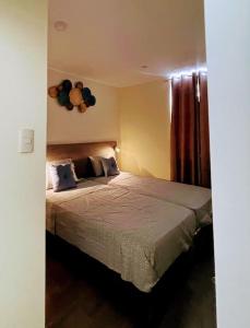 皮乌拉(T) Exclusivo departamento en Piura的一间卧室,卧室内配有一张大床
