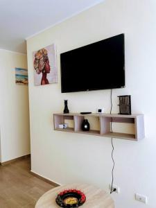 皮乌拉(T) Exclusivo departamento en Piura的客厅设有壁挂式平面电视。