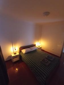 Lajes das FloresOCEANVIEW的一间卧室配有一张带两个灯的床