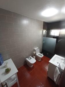 Lajes das FloresOCEANVIEW的一间带卫生间和水槽的浴室