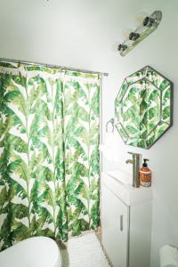 里奥格兰德La Casa de Vida Natural的浴室设有绿叶淋浴帘和淋浴