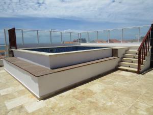 圣玛丽亚Ocean Roof的阳台甲板上的热水浴池