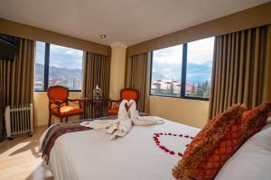 库斯科Hotel Agustos Cusco的酒店客房,配有一张装饰心灵的床